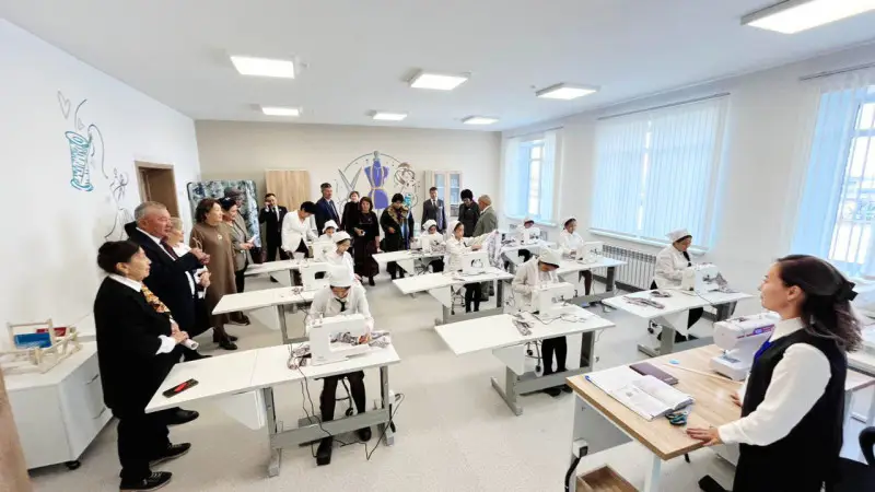 В Аягозе прошел день открытых дверей в новой средней школе №11 "Келешек мектеп". Мероприятие, названное "Школа будущего – безбарьерная", привлекло внимание местных жителей и родителей, желающих узнать о современных подходах к образованию и инфраструктуре  Актобе