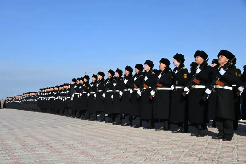 На берегу Каспия более 200 матросов присягнули на верность Родине (7)