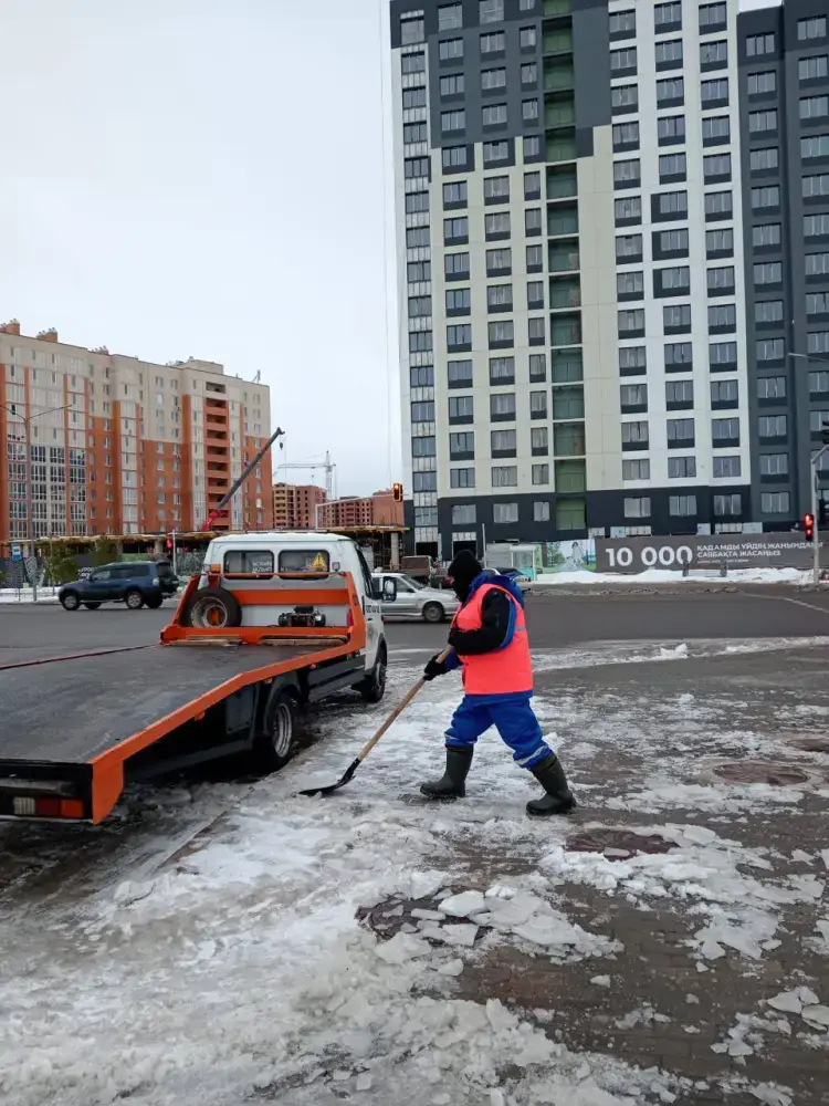 Уборка снега в Астане 3000 дорожных рабочих 1178 единиц спецтехники Актобе