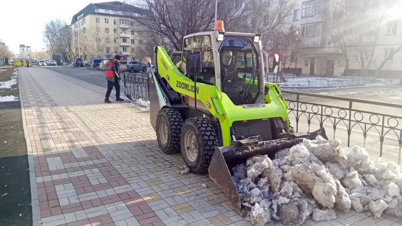 Коммунальные службы Астаны продолжают активную борьбу со снегом: задействовано 374 единицы техники Актобе