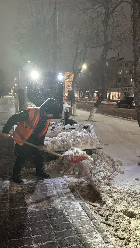 В Астане продолжаются масштабные снегоуборочные работы с привлечением более тысячи единиц спецтехники Актобе