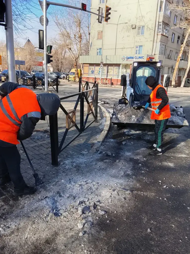 Около 500 единиц спецтехники задействуют в снегоуборке ночью в Астане Актобе