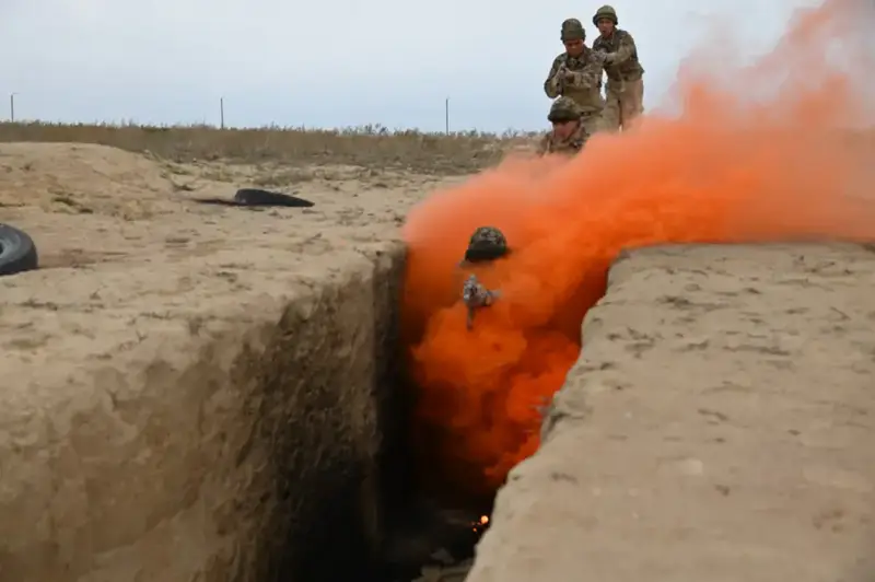 В Актауском гарнизоне более шестисот морских пехотинцев прошли обкатку танком (4)
