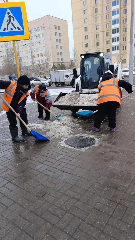 Снег и дождь: коммунальщики на борьбе с наледью! Актобе