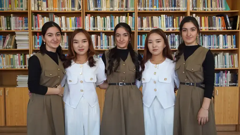 ТРОЙНЯШКИ ИЗ АЗЕРБАЙДЖАНА И ДВОЙНЯШКИ ИЗ КЫРГЫЗСТАНА ИЗУЧАЮТ КАЗАХСКИЙ ЯЗЫК В ТУРКЕСТАНЕ (10)