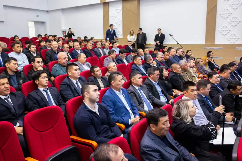 Вице-министр транспорта Максат Калиакпаров встретился с жителями Алматинской области Актобе