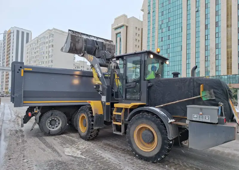 Уборка снега в Астане: 2 850 рабочих и 1 366 единиц техники на борьбе с зимними последствиями Актобе