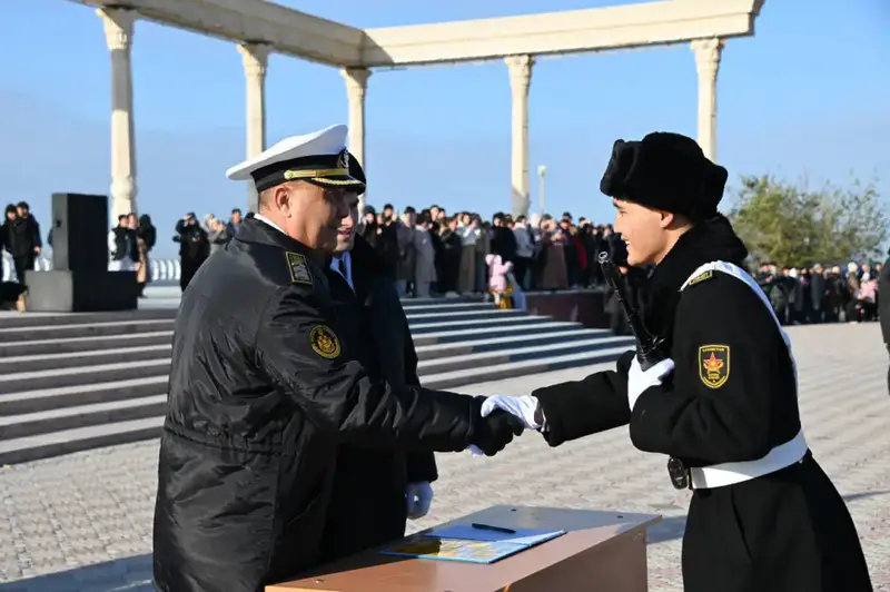 На берегу Каспия более 200 матросов присягнули на верность Родине (8)