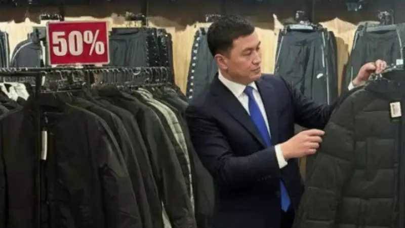 Аким Экибастуза стал объектом шуток в Instagram, что привело к его неожиданному визиту в местный магазин. В социальных сетях набирает популярность тренд, в рамках которого пользователи разыгрывают своих руководителей, предлагая им придумать заголовок для  Актобе