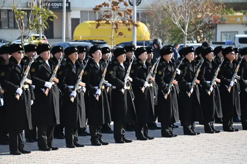 На берегу Каспия более 200 матросов присягнули на верность Родине (5)