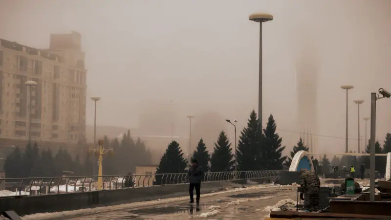 Туман окутал Астану: Байтерек исчез в белой пелене Актобе