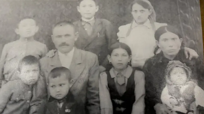 В Актобе спустя 70 лет потомки чеченской девочки встретились с семьей казахстанцев, приютившей её во время депортации, что стало символом примирения и сохранения памяти о трагических событиях прошлого. Актобе