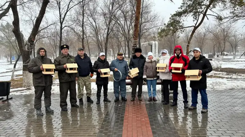 Кормушки для птиц в парке Майкудука в Караганде в рамках акции Таза Қазақстан Актобе