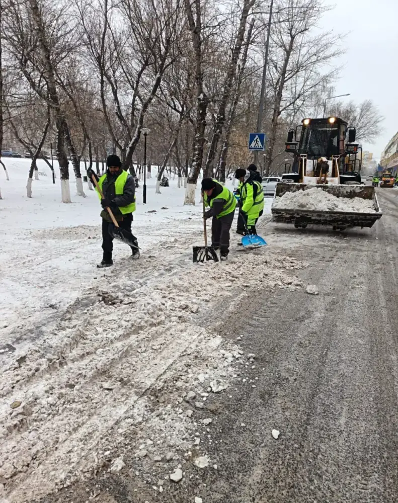 Участие 3000 дорожных рабочих в уборке снега в Астане: важность общественных усилий в зимний период Актобе
