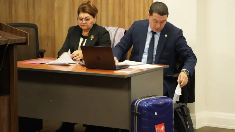 Мать экс-министра Бишимбаева с синим чемоданом в суде: дело о мошенничестве на миллион долларов продолжается Актобе