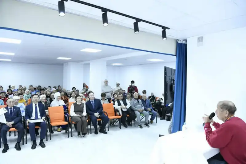 Вдохновляющая встреча: 80-летний казахстанец, занявший второе место на Нью-Йоркском марафоне, делится опытом с пенсионерами Актобе