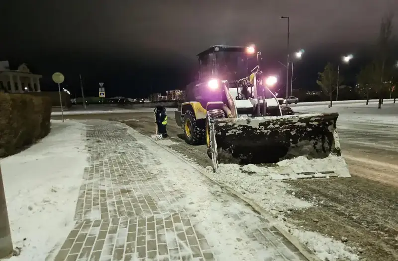 Уборка снега в Астане ночью более тысячи единиц спецтехники Актобе