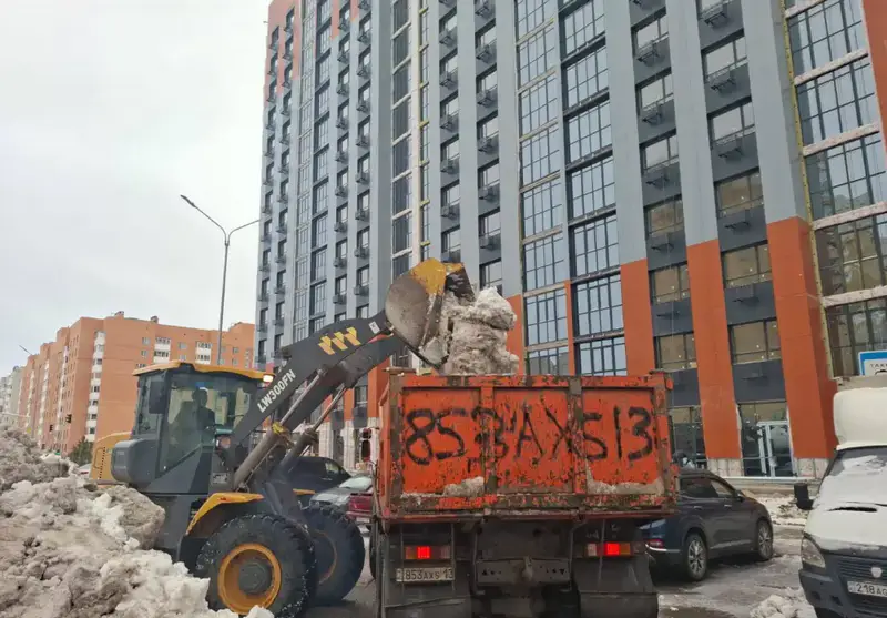 В Москве mobilized nearly 3,000 municipal workers for snow and ice removal efforts Актобе