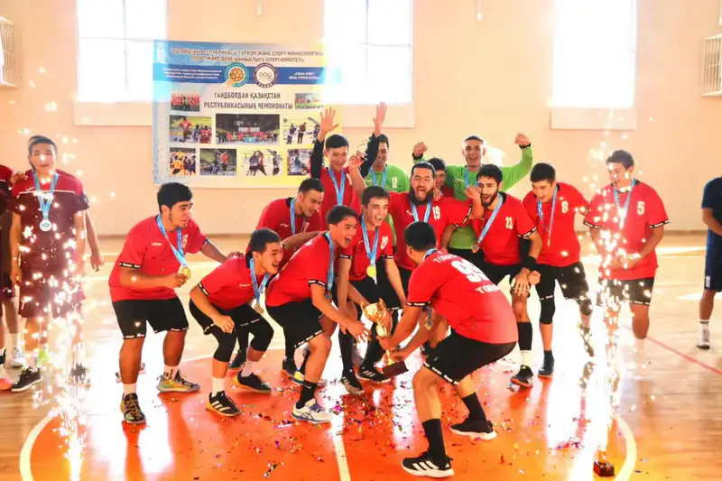 Туркестанская команда 'Туран' завоевала титул чемпиона страны по гандболу после захватывающих матчей в Шымкенте Актобе