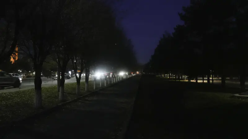 Тьма на проспекте: жители Алматы требуют света в аллее, где вечер становится опасным Актобе