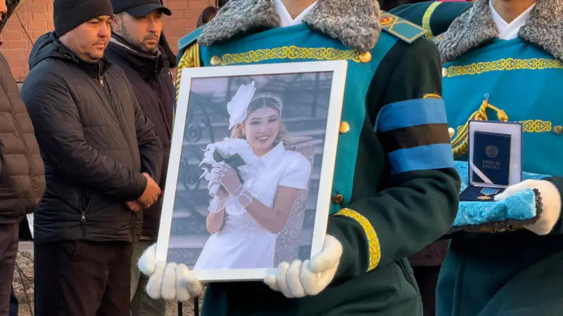 В Казахстане простились с 23-летней фельдшером скорой помощи Улданой Мырзуан, погибшей на службе, отдавшей жизнь спасая других. Актобе