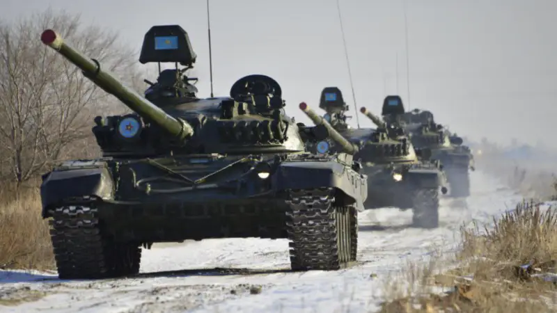 Минобороны Казахстана предупредило о передислокации военной техники по дорогам и железной дороге Актобе