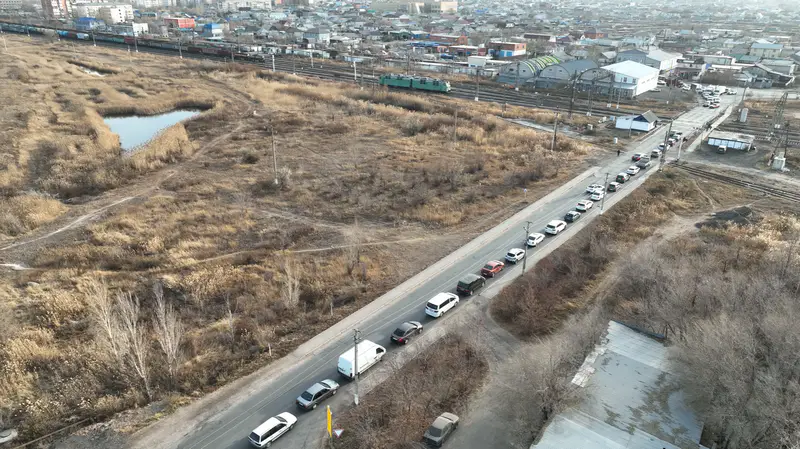 Из-за ж/д переезда в СМП (Астана) образуются длинные пробки. Фото: ©️ / Маржан Куандыкова