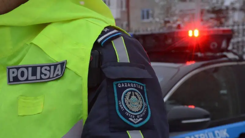 В Астане полиция начала расследование после обрушения облицовки и кондиционера на пятерых человек Актобе