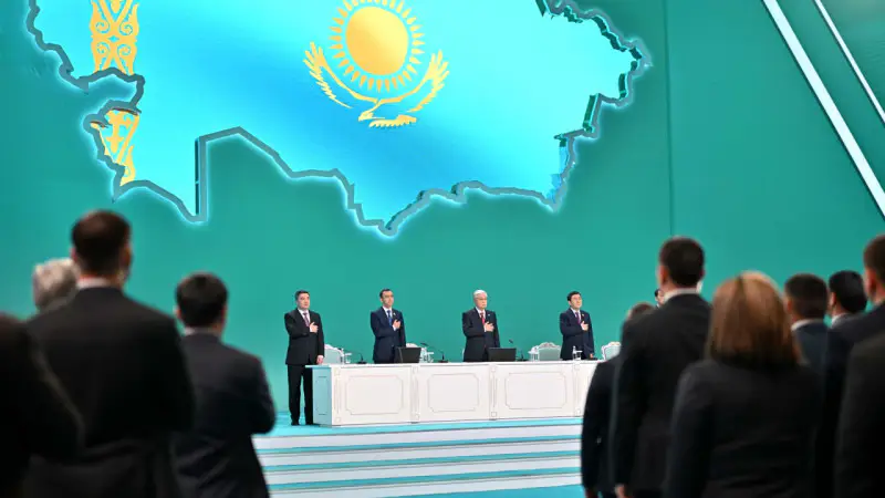 Токаев предупреждает о рисках популизма для доверия населения на встрече с акимами в Астане Актобе