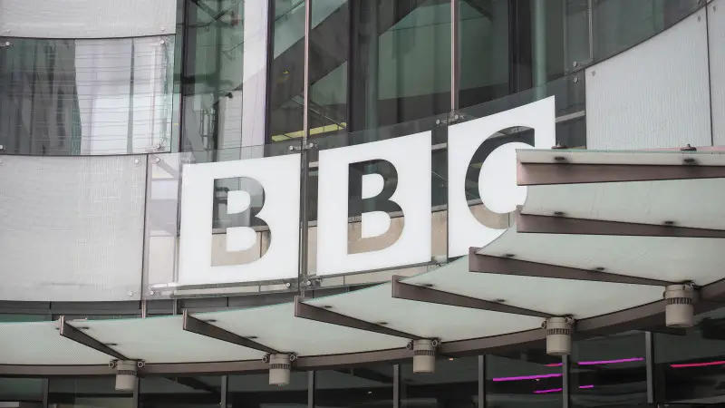 Скандал с редактированием речи Трампа приводит к отставке гендиректора BBC: общественное недовольство и требования прозрачности в журналистике Актобе
