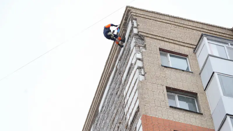 Фасадный коллапс: трагедия фельдшера и строительный бардак Актобе