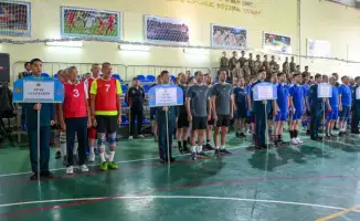 Турнир по волейболу в честь 80-летия Мухтара Алтынбаева собрал 80 спортсменов и завершился победой команды РОО "Ветераны Вооруженных сил"