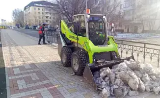Коммунальные службы Астаны продолжают активную борьбу со снегом: задействовано 374 единицы техники