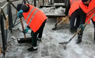 Почти 3 000 дорожных рабочих вышли на уборку снега с утра в Астане