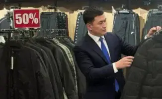 Аким Экибастуза стал объектом шуток в Instagram, что привело к его неожиданному визиту в местный магазин. В социальных сетях набирает популярность тренд, в рамках которого пользователи разыгрывают своих руководителей, предлагая им придумать заголовок для 