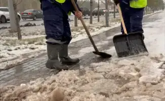 В Астане продолжается активная уборка снега и наледи с привлечением почти 3 000 коммунальщиков