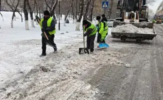 Участие 3000 дорожных рабочих в уборке снега в Астане: важность общественных усилий в зимний период