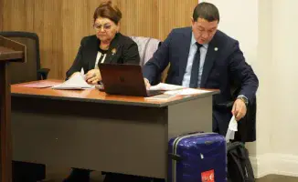 Мать экс-министра Бишимбаева с синим чемоданом в суде: дело о мошенничестве на миллион долларов продолжается
