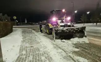 Уборка снега в Астане ночью более тысячи единиц спецтехники