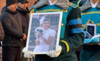 В Казахстане простились с 23-летней фельдшером скорой помощи Улданой Мырзуан, погибшей на службе, отдавшей жизнь спасая других.