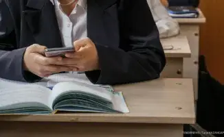 Вице-министр ответил на вопрос депутата о запрете смартфонов в школах, подчеркнув необходимость обучения, а не отбирания устройств.