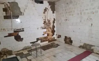 Жильцы старого общежития в Актобе вынуждены платить за душ и сталкиваются с разрушением дома, что усугубляет условия жизни и создает коммунальные проблемы.