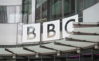 Скандал с редактированием речи Трампа приводит к отставке гендиректора BBC: общественное недовольство и требования прозрачности в журналистике