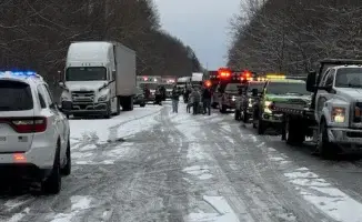 Снежный шторм разыгрался на трассе: 45 автомобилей в танце хаоса
