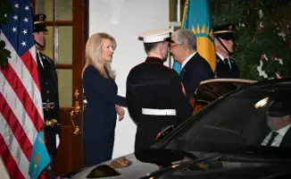 Президент Казахстана Касым-Жомарт Токаев прибыл в Белый дом для встречи с Президентом США Дональдом Трампом. Пресс-служба Акорды опубликовала кадры его прибытия, подчеркивая важность данного визита для двусторонних отношений.