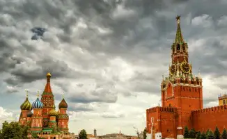 В Кремле подтвердили, что разговор между президентами России и США Владимиром Путиным и Дональдом Трампом о мирном плане не состоится в ближайшее время. Вопрос о необходимости такого диалога остается открытым, однако уровень контактов между лидерами стран