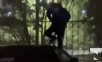 Пьяный житель Астаны прыгает на капоте автомобиля: видео инцидента