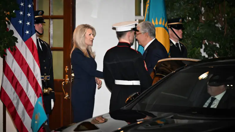 Президент Казахстана Касым-Жомарт Токаев прибыл в Белый дом для встречи с Президентом США Дональдом Трампом. Пресс-служба Акорды опубликовала кадры его прибытия, подчеркивая важность данного визита для двусторонних отношений. Актобе