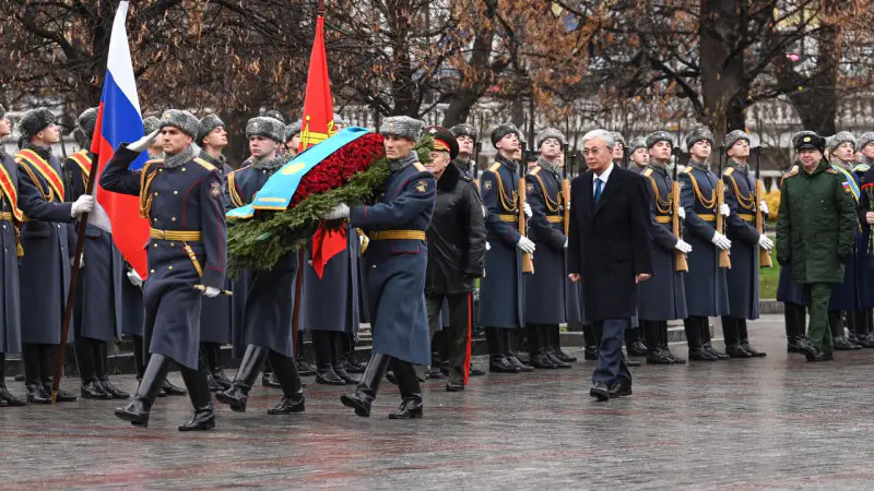 Президент Казахстана Касым-Жомарт Токаев возложил цветы к памятнику-мемориалу 'Могила Неизвестного Солдата' в Москве Актобе