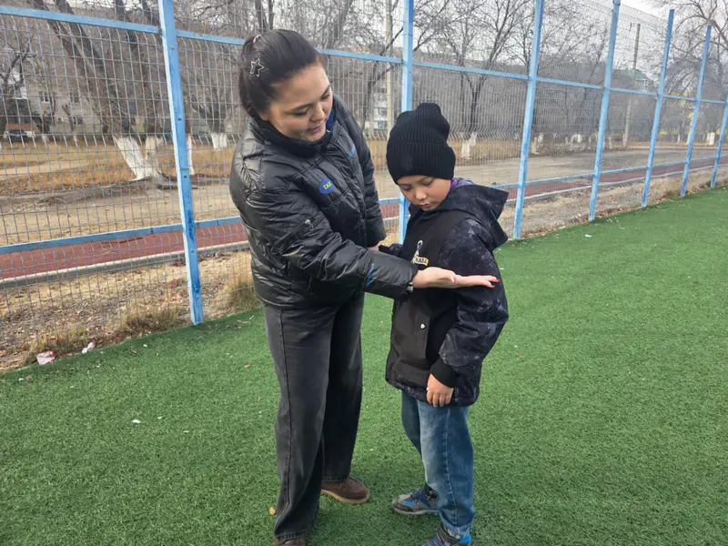 В Актобе 10-летний школьник получил перелом руки на школьном поле после конфликта со старшеклассниками